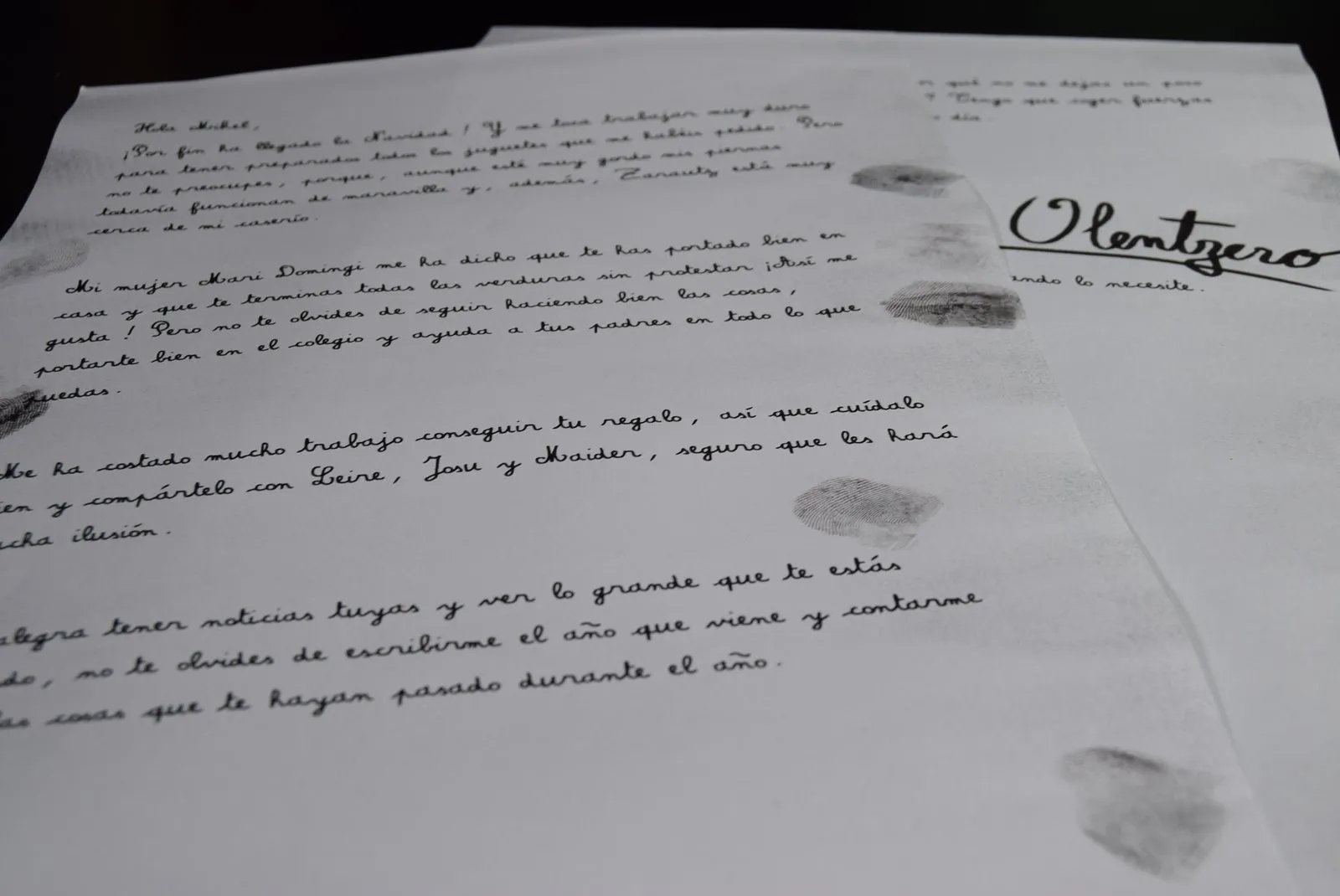 Las dos hojas de la carta de Olentzero, con letra de pluma, huellas de carbón y su firma