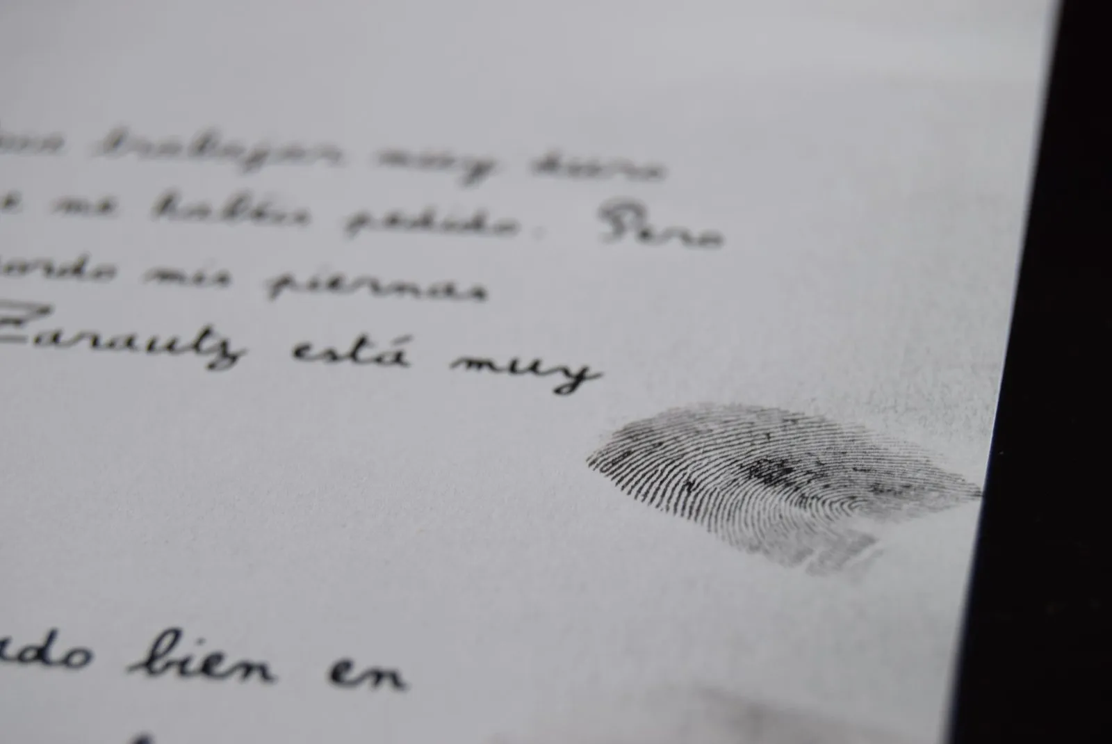 Detalle de la carta donde Olentzero nombra Zarautz, el pueblo del niño, junto a una huella de carbón